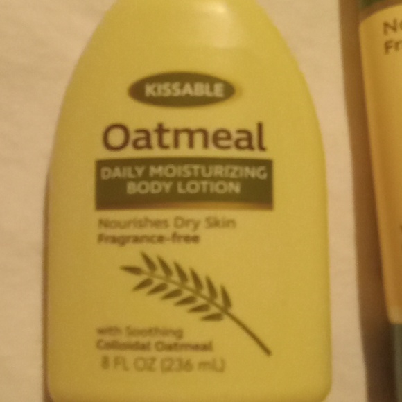 2 kissable daily moisturizing oatmeal lotion - Picture 2 of 4